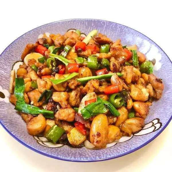 小炒鸡腿肉 用料 · 鸡腿（4只） · 料酒（3小勺） · 淀粉（2小勺） · 线椒（3个） · 小米椒（4个） · 蒜（5瓣） · 姜（5片） ·